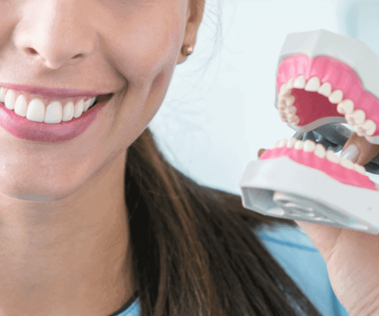 Dame hält Zahnersatz in Konstanz