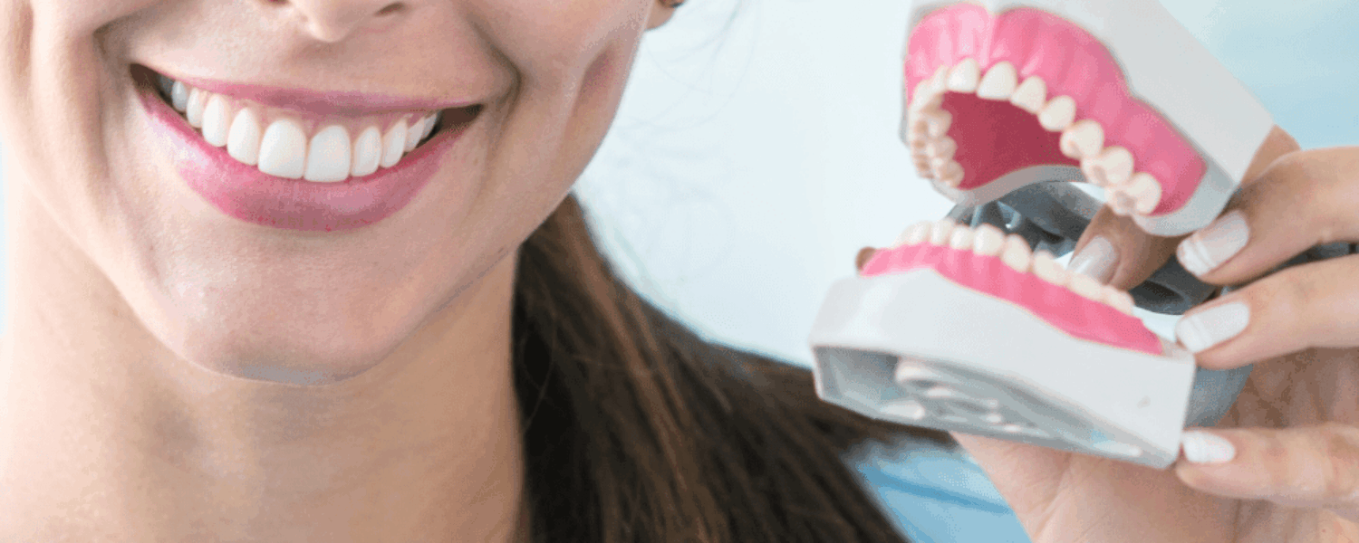 Dame hält Zahnersatz in Konstanz