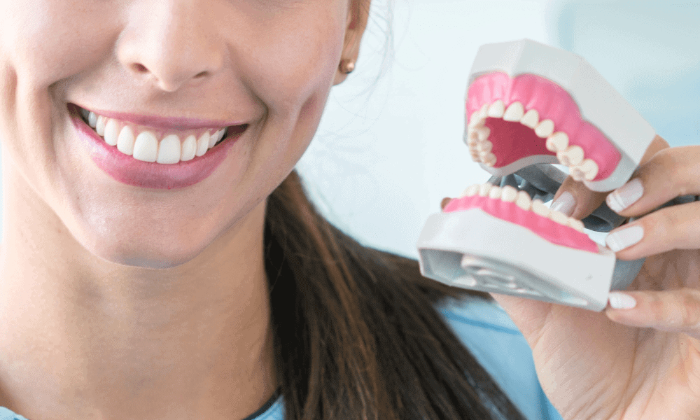 Dame hält Zahnersatz in Konstanz