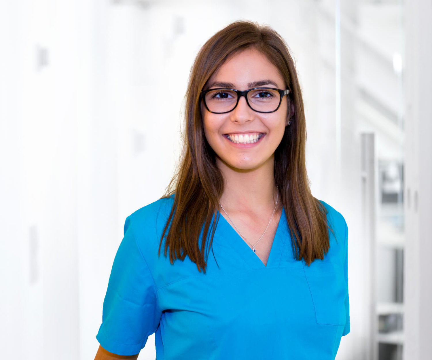 Anisa Dermaku - Behandlung - Dr. Roland Horn - Private Zahnarztpraxis Konstanz